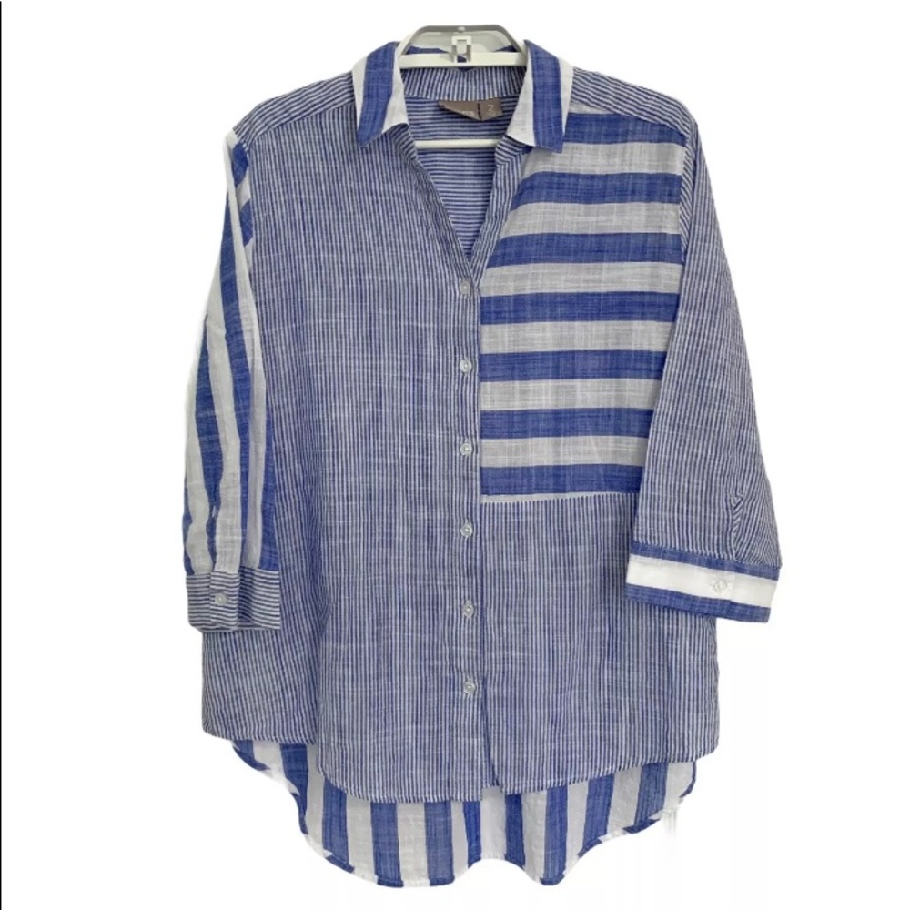 Chico’s size 2 Darling Blue and White Gauze Top.